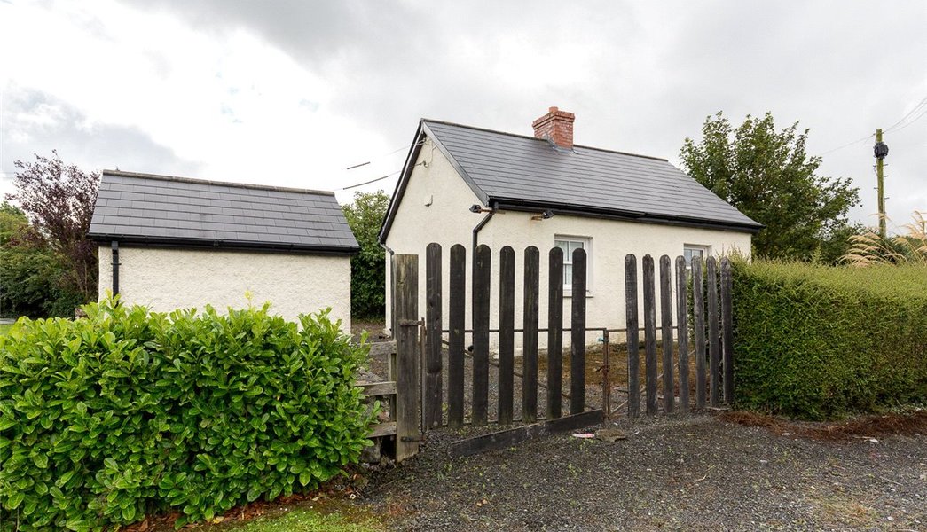 Power & Walsh are delighted to bring Garrinch to the market. Garrinch is a compact one bedroom cottage comprising of 29 sq m/312 sq ft approx. The property is standing on 0.27 of an acre approx and has electric heating. Located only 1.5km from Fethard.